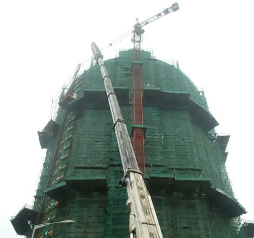 本溪吊车在工地上作业